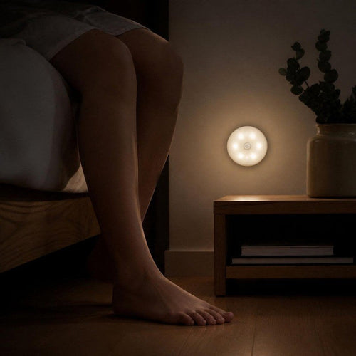 Luz nocturna junto a la cama en el dormitorio